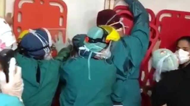 Hastanede sağlık çalışanlarına saldırı davasında 2 sanığa tahliye