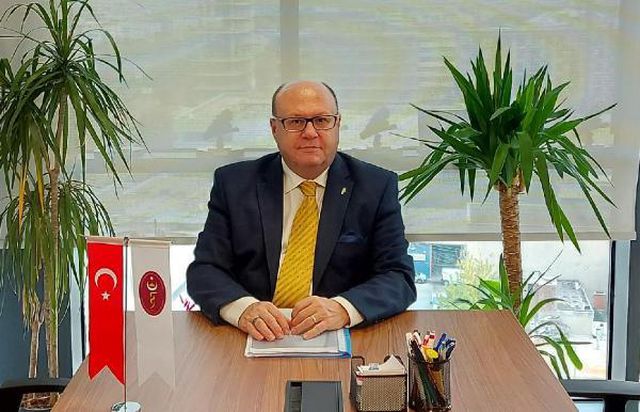 Köpeğini tedaviye getiren kadının veterinere saldırdığı anlar kamerada