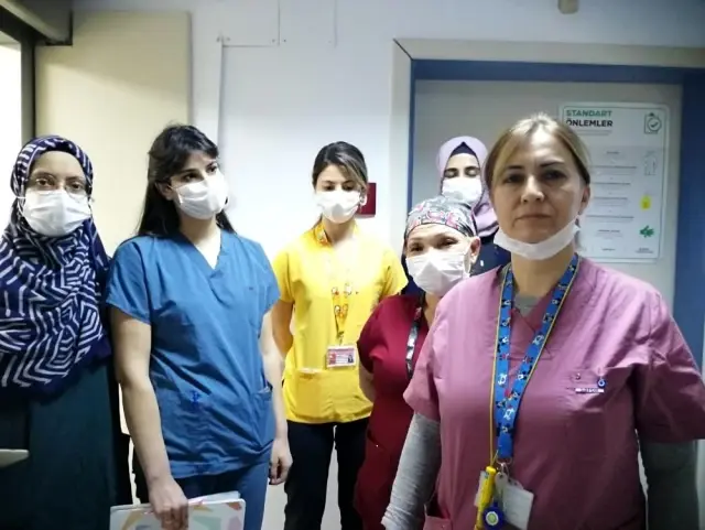 Kovid-19'u yenen 8 yaşındaki Elif alkışlarla taburcu edildi Kovid-19'u yenen 8 yaşındaki Elif alkışlarla taburcu edildi