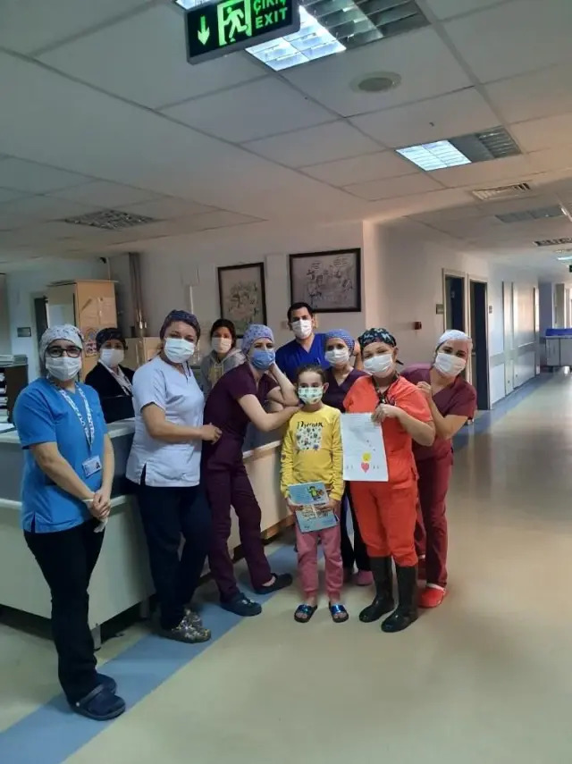 Kovid-19'u yenen 8 yaşındaki Elif alkışlarla taburcu edildi Kovid-19'u yenen 8 yaşındaki Elif alkışlarla taburcu edildi
