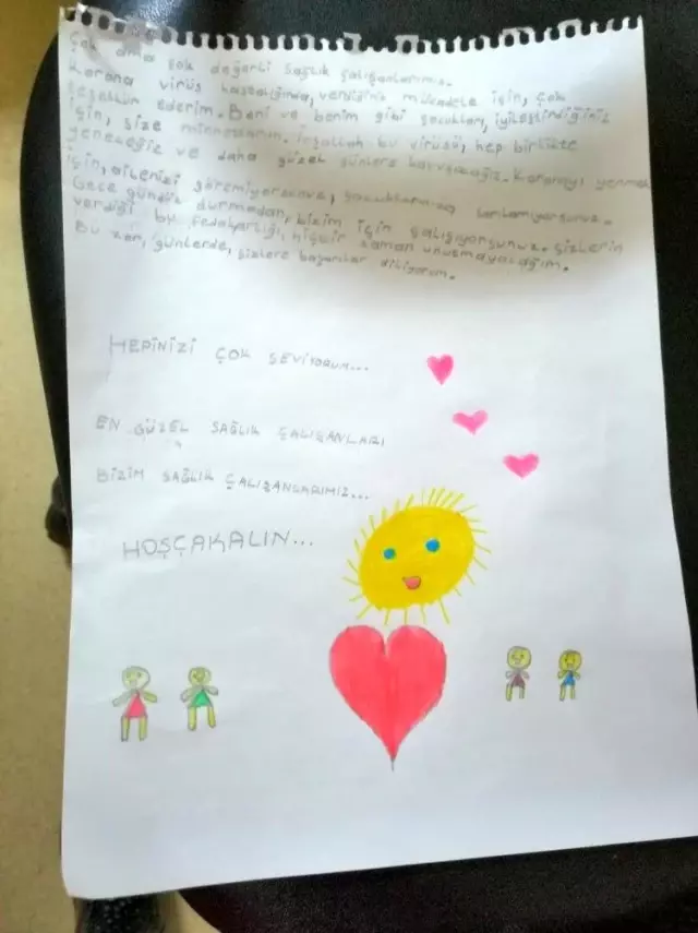Kovid-19'u yenen 8 yaşındaki Elif alkışlarla taburcu edildi Kovid-19'u yenen 8 yaşındaki Elif alkışlarla taburcu edildi