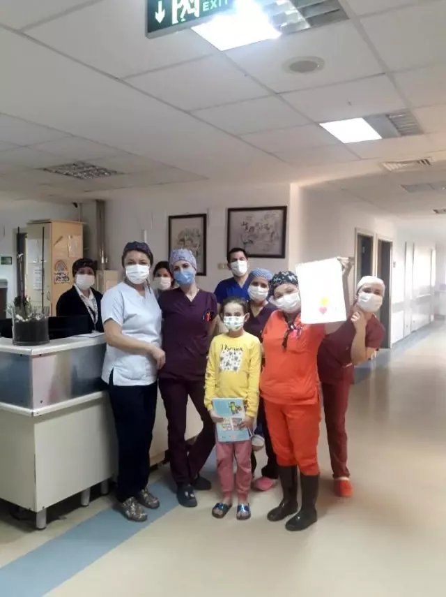 Kovid-19'u yenen 8 yaşındaki Elif alkışlarla taburcu edildi Kovid-19'u yenen 8 yaşındaki Elif alkışlarla taburcu edildi
