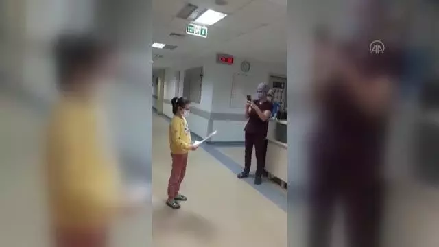 Kovid-19'u yenen 8 yaşındaki Elif alkışlarla taburcu edildi Kovid-19'u yenen 8 yaşındaki Elif alkışlarla taburcu edildi