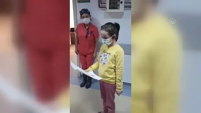 Kovid-19'u yenen 8 yaşındaki Elif alkışlarla taburcu edildi Kovid-19'u yenen 8 yaşındaki Elif alkışlarla taburcu edildi
