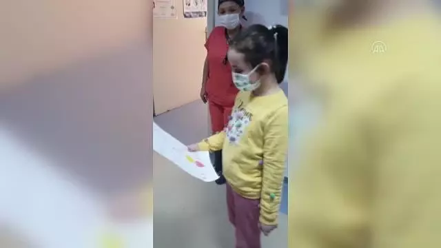 Kovid-19'u yenen 8 yaşındaki Elif alkışlarla taburcu edildi Kovid-19'u yenen 8 yaşındaki Elif alkışlarla taburcu edildi
