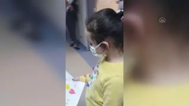 Kovid-19'u yenen 8 yaşındaki Elif alkışlarla taburcu edildi Kovid-19'u yenen 8 yaşındaki Elif alkışlarla taburcu edildi