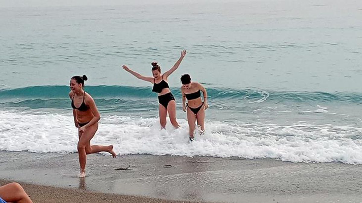 Tatil cenneti Manavgat'ta turistler, sıcak havayı fırsat bilip denizin tadını çıkardı