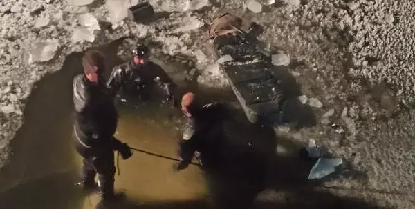 Otomobil buzla kaplı Karasu Nehri'ne uçtu: 1 ölü Otomobil buzla kaplı Karasu Nehri'ne uçtu: 1 ölü
