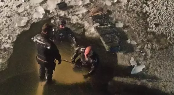 Otomobil buzla kaplı Karasu Nehri'ne uçtu: 1 ölü Otomobil buzla kaplı Karasu Nehri'ne uçtu: 1 ölü
