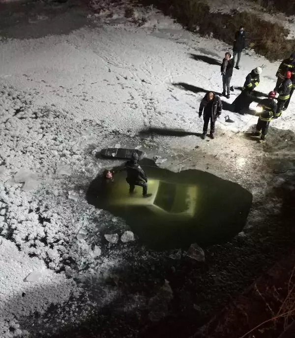 Otomobil buzla kaplı Karasu Nehri'ne uçtu: 1 ölü Otomobil buzla kaplı Karasu Nehri'ne uçtu: 1 ölü