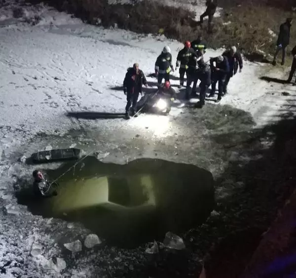 Otomobil buzla kaplı Karasu Nehri'ne uçtu: 1 ölü Otomobil buzla kaplı Karasu Nehri'ne uçtu: 1 ölü