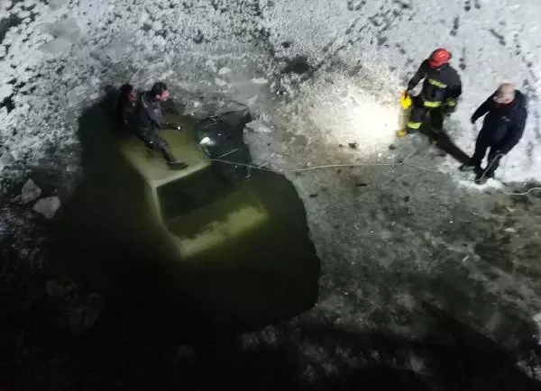 Otomobil buzla kaplı Karasu Nehri'ne uçtu: 1 ölü Otomobil buzla kaplı Karasu Nehri'ne uçtu: 1 ölü