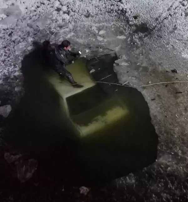 Otomobil buzla kaplı Karasu Nehri'ne uçtu: 1 ölü Otomobil buzla kaplı Karasu Nehri'ne uçtu: 1 ölü