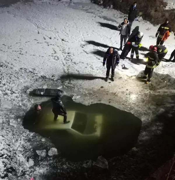Otomobil buzla kaplı Karasu Nehri'ne uçtu: 1 ölü Otomobil buzla kaplı Karasu Nehri'ne uçtu: 1 ölü
