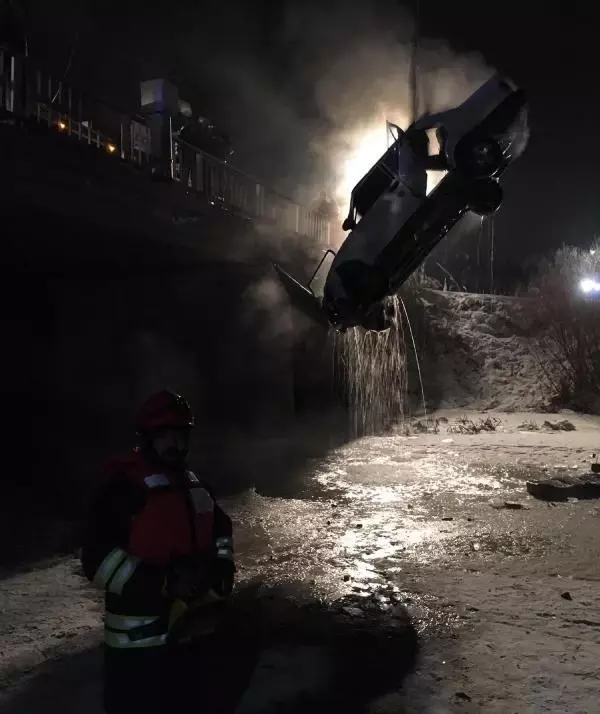 Otomobil buzla kaplı Karasu Nehri'ne uçtu: 1 ölü Otomobil buzla kaplı Karasu Nehri'ne uçtu: 1 ölü