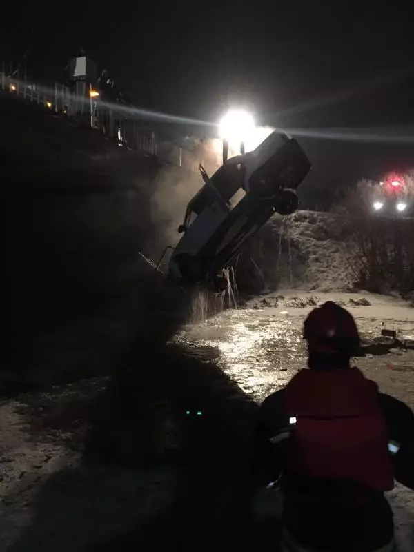Otomobil buzla kaplı Karasu Nehri'ne uçtu: 1 ölü Otomobil buzla kaplı Karasu Nehri'ne uçtu: 1 ölü