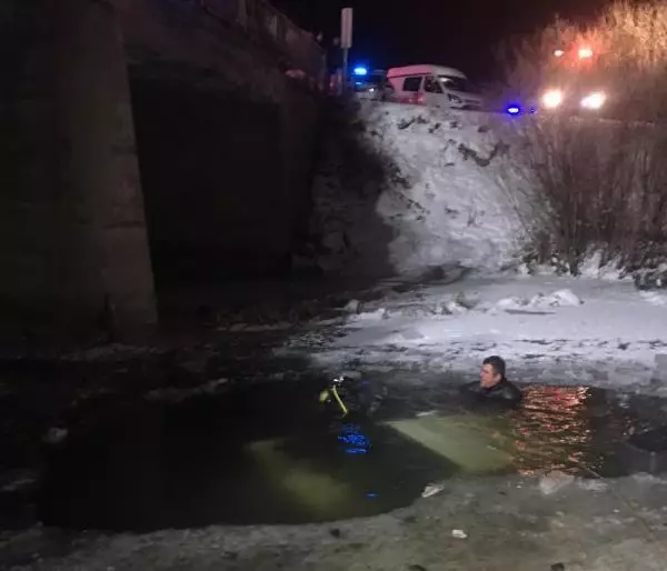 Otomobil buzla kaplı Karasu Nehri'ne uçtu: 1 ölü Otomobil buzla kaplı Karasu Nehri'ne uçtu: 1 ölü