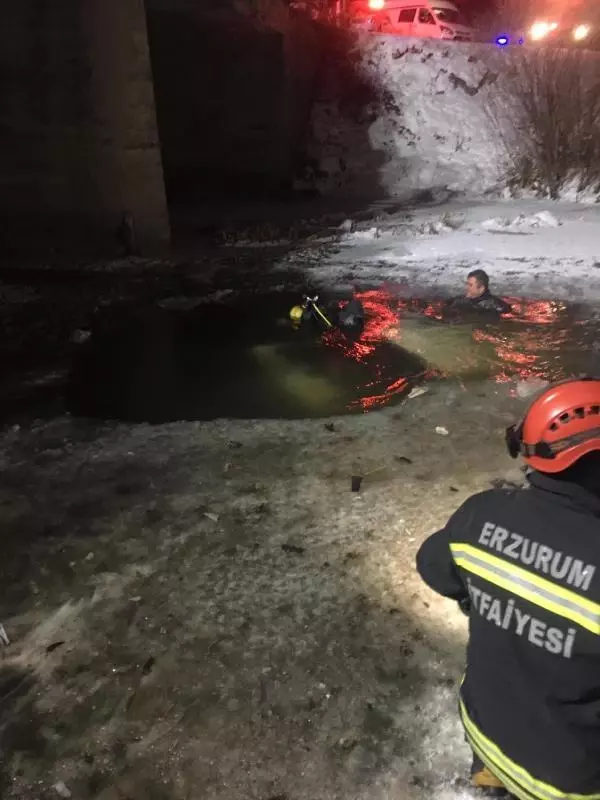 Otomobil buzla kaplı Karasu Nehri'ne uçtu: 1 ölü Otomobil buzla kaplı Karasu Nehri'ne uçtu: 1 ölü