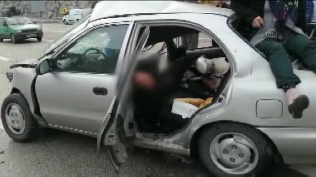 Otomobil yön levhasına çarptı: 3 yaralı