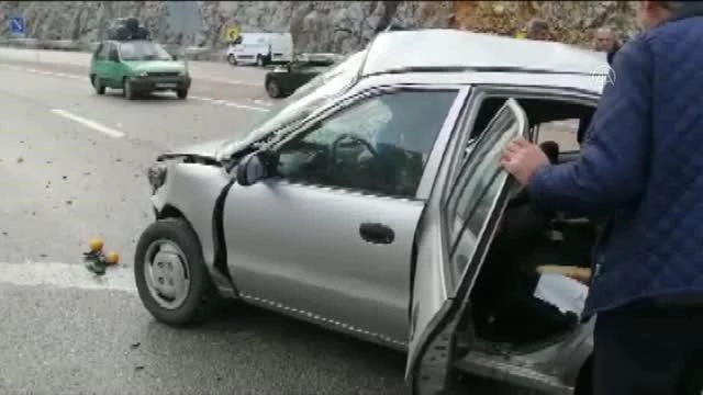 Otomobil yön levhasına çarptı: 3 yaralı