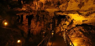 Sarkıt ve dikitleriyle dikkat çeken Ballıca Mağarası'na 64 bin ziyaretçi