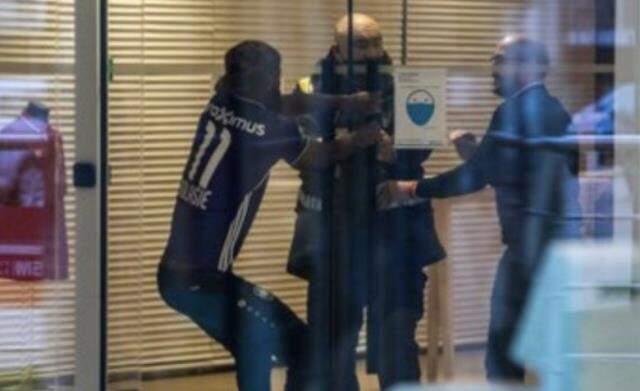 Tesislere Anderlecht formasıyla gelen Antwerp'li Lamkel Ze, idmana alınmadı Tesislere Anderlecht formasıyla gelen Antwerp'li Lamkel Ze, idmana alınmadı