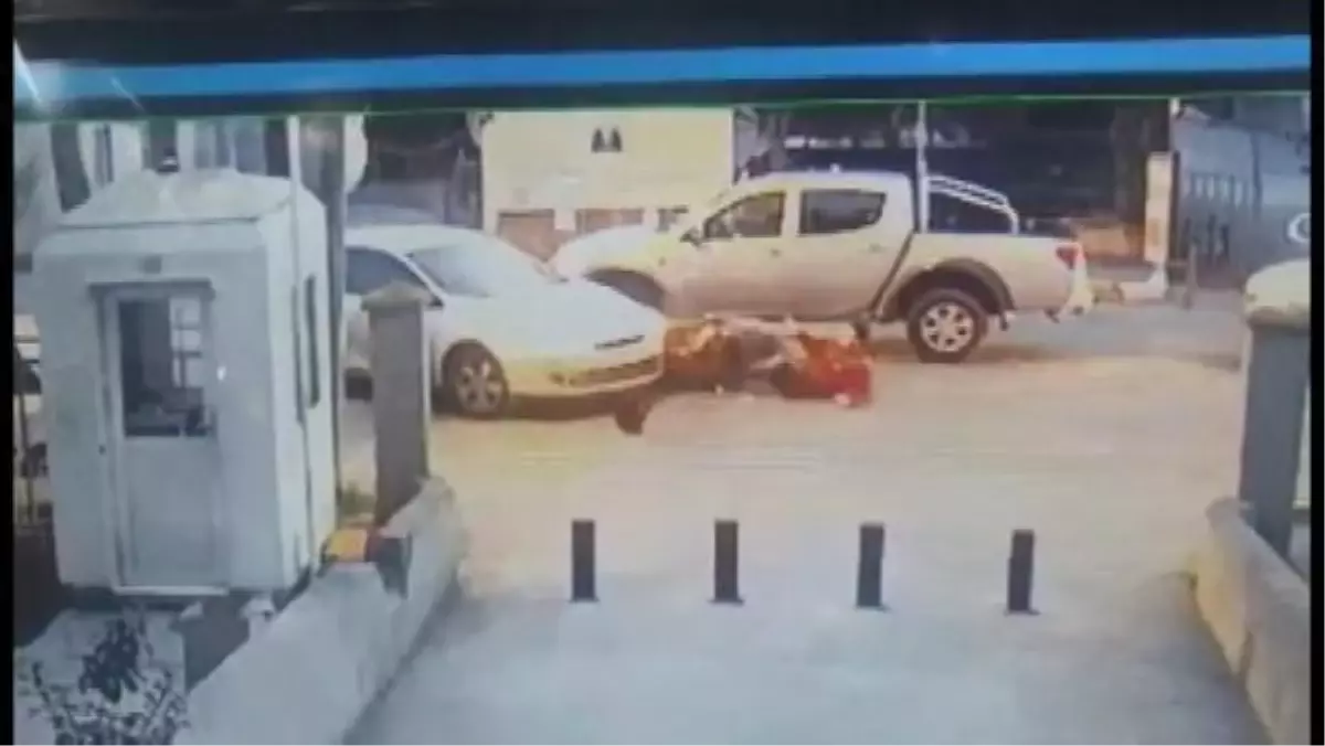 Son dakika: Ümraniye'de şerit ihlali yapan motosikletlinin otomobile çarpma anı kamerada