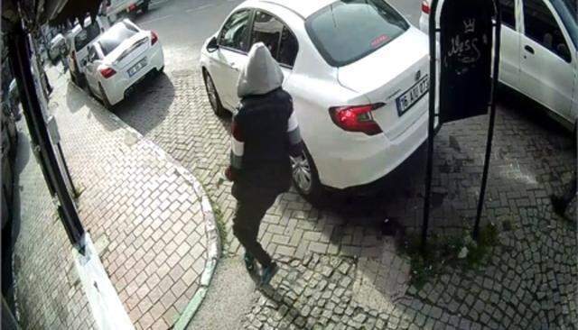 Aracına bindiği anda kurşun yağmuruna tutuldu! O anlar kameraya yansıdı