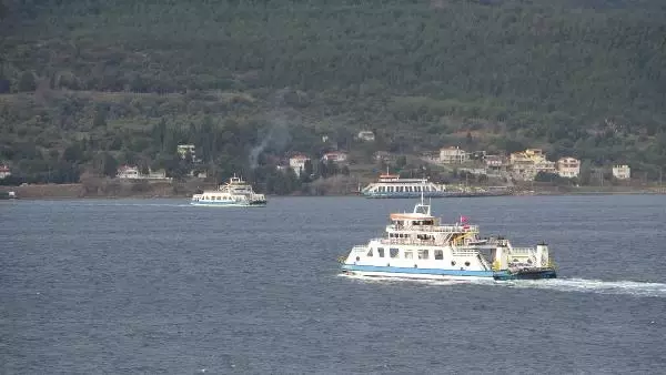 Bozcaada'ya bazı feribot seferleri iptal edildi (3) Bozcaada'ya bazı feribot seferleri iptal edildi (3)