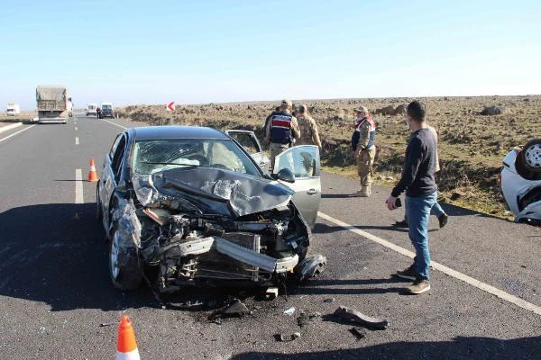 Diyarbakır'da iki otomobil çarpıştı: 5 yaralı