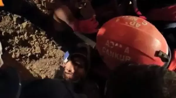 Göçükte toprak altından kurtarılan işçi: Arkadaşımın son bakışı gözümün önünden gitmiyor Göçükte toprak altından kurtarılan işçi: Arkadaşımın son bakışı gözümün önünden gitmiyor