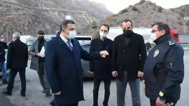 GÜMÜŞHANE - AK Parti Gümüşhane İl Başkanı Köse'den polise tatlılı moral ziyareti GÜMÜŞHANE - AK Parti Gümüşhane İl Başkanı Köse'den polise tatlılı moral ziyareti