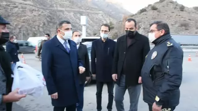 GÜMÜŞHANE - AK Parti Gümüşhane İl Başkanı Köse'den polise tatlılı moral ziyareti GÜMÜŞHANE - AK Parti Gümüşhane İl Başkanı Köse'den polise tatlılı moral ziyareti