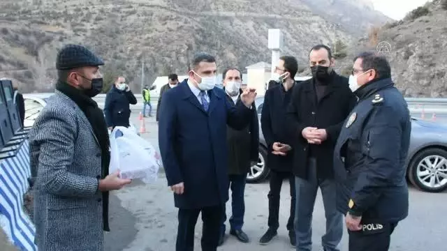GÜMÜŞHANE - AK Parti Gümüşhane İl Başkanı Köse'den polise tatlılı moral ziyareti GÜMÜŞHANE - AK Parti Gümüşhane İl Başkanı Köse'den polise tatlılı moral ziyareti