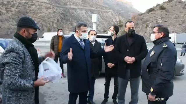 GÜMÜŞHANE - AK Parti Gümüşhane İl Başkanı Köse'den polise tatlılı moral ziyareti GÜMÜŞHANE - AK Parti Gümüşhane İl Başkanı Köse'den polise tatlılı moral ziyareti
