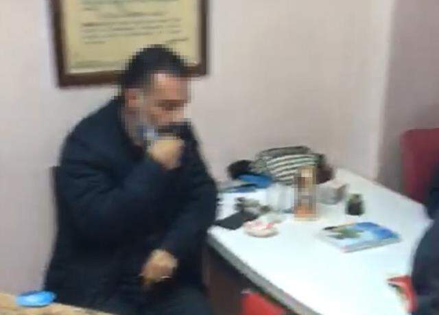 Kısıtlamada kumar oynanan kahvehanede, bir kadın mutfak dolabına saklandı