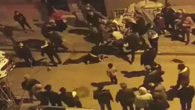 Komşuların 'ceviz kırma' kavgası kanlı bitti! Katili, komşuların lincinden polis kurtardı Komşuların 'ceviz kırma' kavgası kanlı bitti! Katili, komşuların lincinden polis kurtardı
