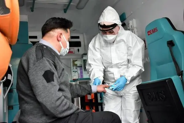 Koronavirüsü yenen sağlıkçıdan 'Sevdiklerinizi kaybetmemek için koronavirüsü ciddiye alın' çağrısı Koronavirüsü yenen sağlıkçıdan 'Sevdiklerinizi kaybetmemek için koronavirüsü ciddiye alın' çağrısı
