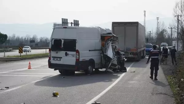 Minibüs ile TIR çarpıştı; genç motosiklet yarışçısı yaralandı