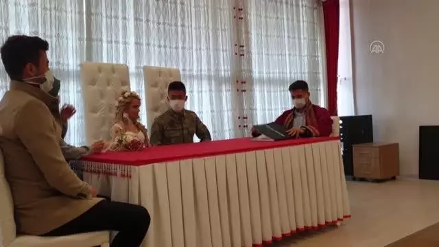 Nikah masasına askeri kamuflajla oturdu Nikah masasına askeri kamuflajla oturdu