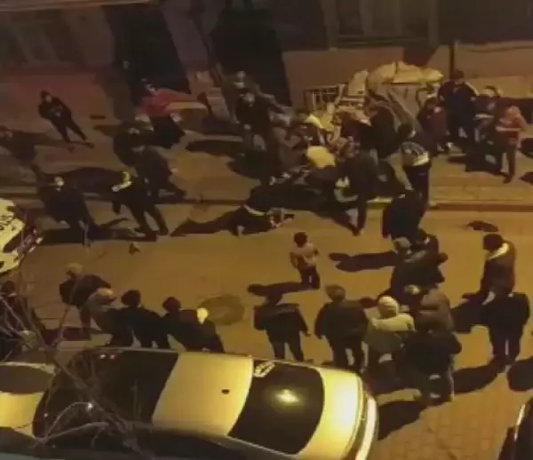 Komşuların 'ceviz kırma' kavgası kanlı bitti! Katili, komşuların lincinden polis kurtardı Komşuların 'ceviz kırma' kavgası kanlı bitti! Katili, komşuların lincinden polis kurtardı