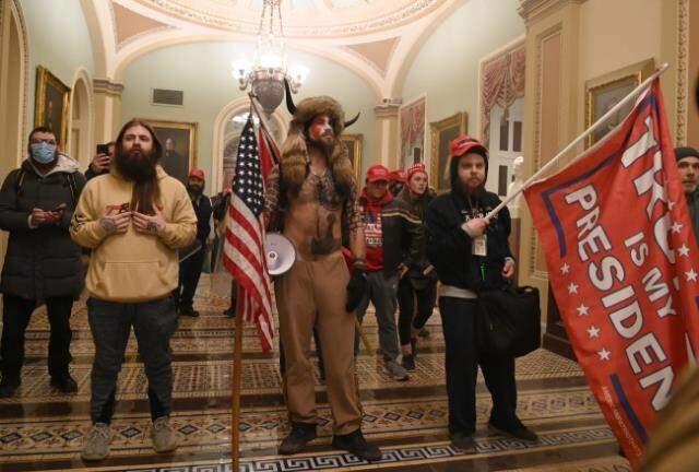 Trump destekçilerinin Kongre baskınında en çok o dikkat çekti: Boynuzlu kürklü Q Shaman Trump destekçilerinin Kongre baskınında en çok o dikkat çekti: Boynuzlu kürklü Q Shaman