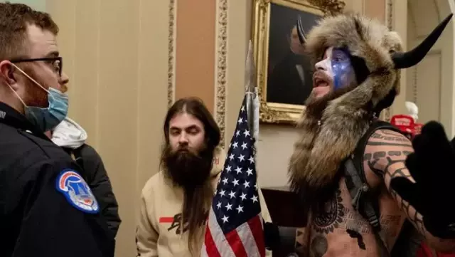 Trump destekçilerinin Kongre baskınında en çok o dikkat çekti: Boynuzlu kürklü Q Shaman Trump destekçilerinin Kongre baskınında en çok o dikkat çekti: Boynuzlu kürklü Q Shaman