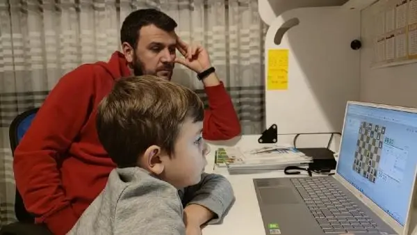 Son dakika haberi: 3 bin öğrenci ve veli satranç turnuvasında ter döktü Son dakika haberi: 3 bin öğrenci ve veli satranç turnuvasında ter döktü