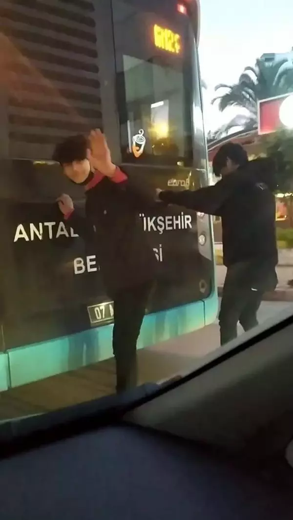 Antalya'da patenci gençlerin tehlikeli yolculuğu Antalya'da patenci gençlerin tehlikeli yolculuğu