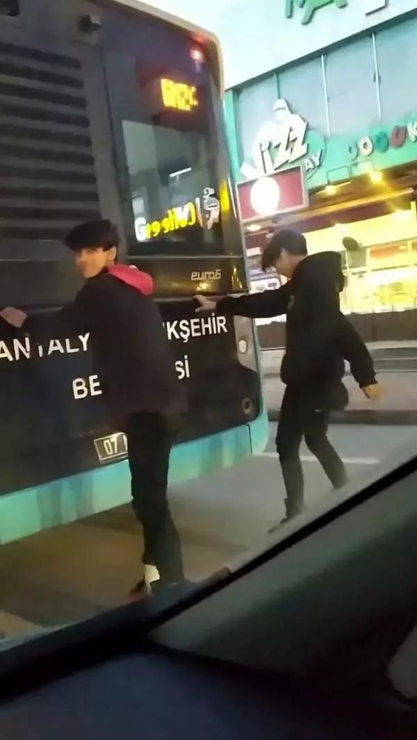 Antalya'da patenci gençlerin tehlikeli yolculuğu Antalya'da patenci gençlerin tehlikeli yolculuğu