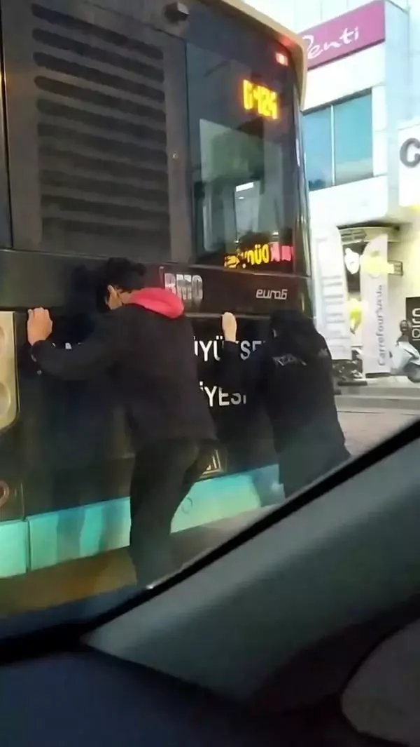 Antalya'da patenci gençlerin tehlikeli yolculuğu Antalya'da patenci gençlerin tehlikeli yolculuğu