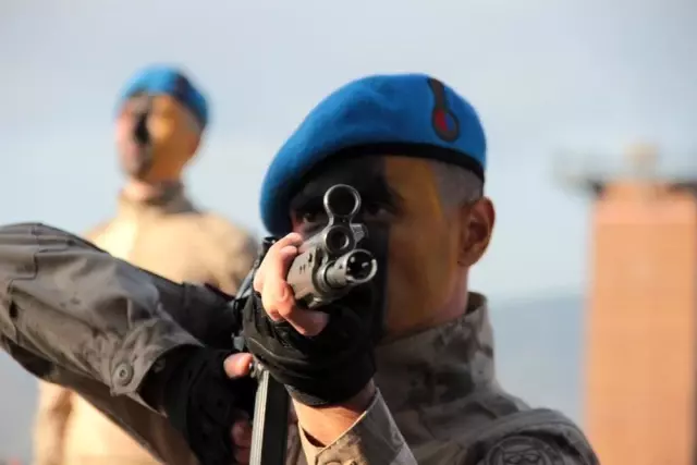 Son dakika: Jandarma uzman erbaşlar terörle mücadele için yemin etti (2) Son dakika: Jandarma uzman erbaşlar terörle mücadele için yemin etti (2)