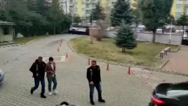 Bıçakla tehdit ettiği kadının parasını gasbeden şüpheli tutuklandı Bıçakla tehdit ettiği kadının parasını gasbeden şüpheli tutuklandı