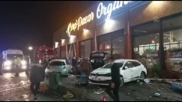 Cip, dinlenme tesisindeki araç ve yayalara çarptı: 1 ölü, 8 yaralı Cip, dinlenme tesisindeki araç ve yayalara çarptı: 1 ölü, 8 yaralı